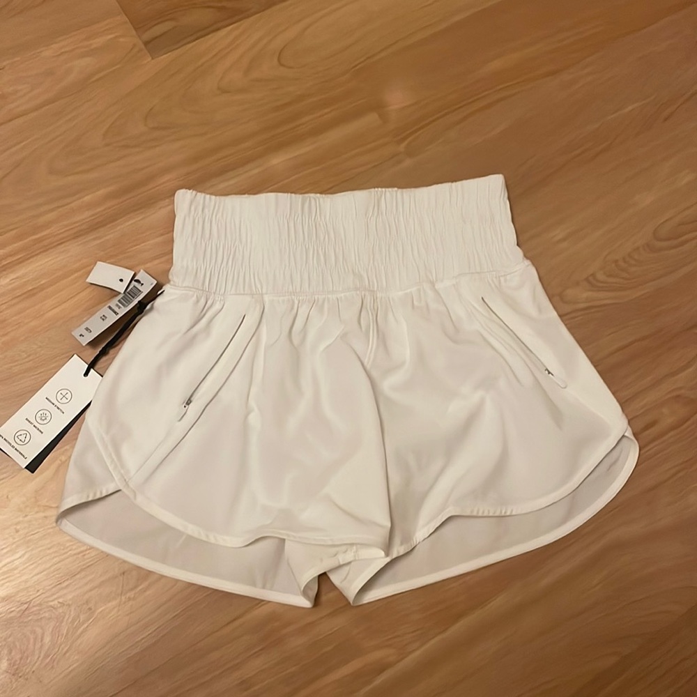 Aritzia shorts color: white New with tags